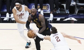 东契奇42+12哈登17分 湖人击败骑士4连胜